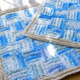 かぎ針編みで編まれた裂き編みのマット