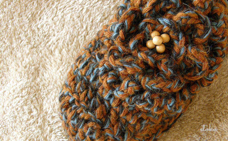 茶色と青色のミックス糸のかぎ針編み