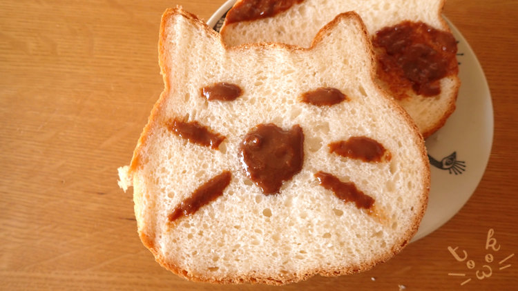 ねこねこ食パンに猫の顔を描いている