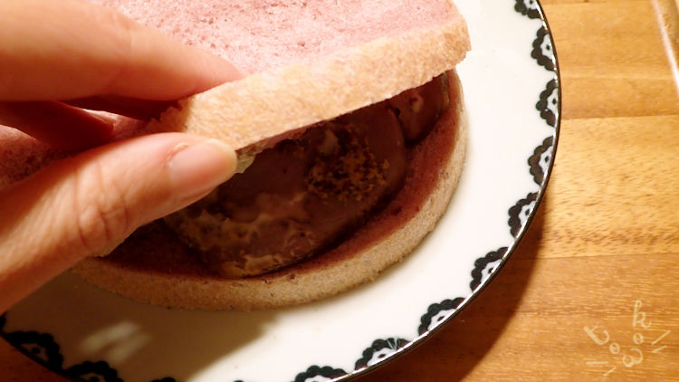 ねこ食パンとパストラミポークで作ったサンドイッチ