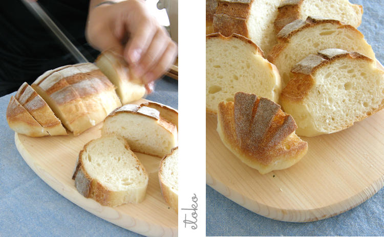まな板の上に牛乳パンがのっていて包丁で切られている