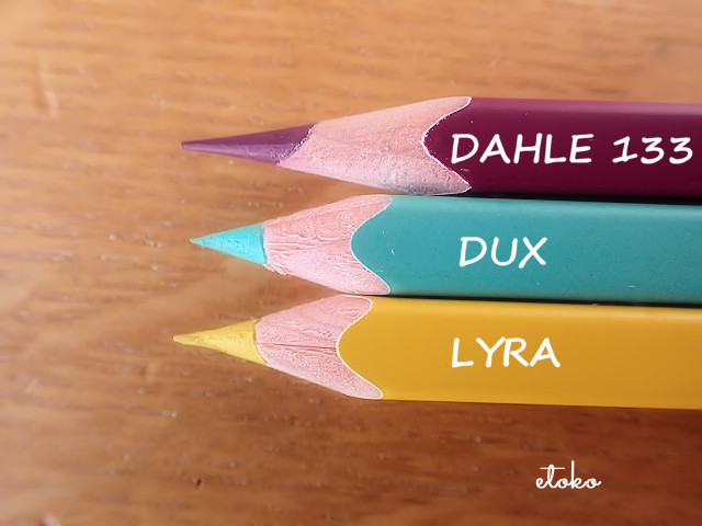 DAHLE、DUX、LYRAで削ったフェリシモの色鉛筆を並べている