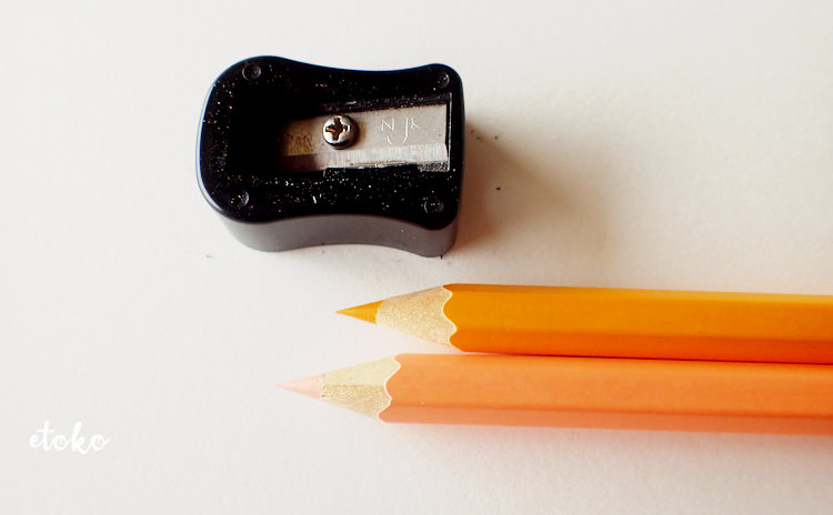 三菱鉛筆ポケットシャープナーでコスミック出版の色鉛筆を削ったところ