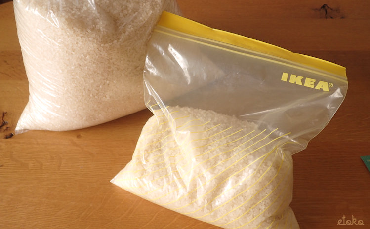 IKEAのプラスチック袋ISTADにお米を入れている
