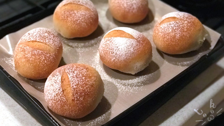 天板の上に焼き上げたプチパンが並んでいる