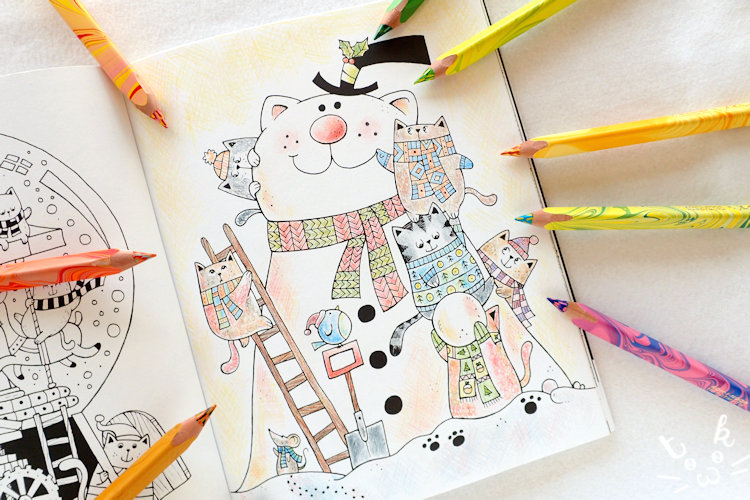 「 A Million Christmas Cats 」の猫たちが雪だるまを作っている塗り絵